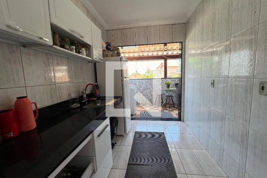 Cozinha de casa de condomínio para alugar com 3 quartos, 108m² em Xangri-lá, Contagem