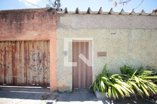 Fachada de casa à venda com 4 quartos, 280m² em Santa Monica, Belo Horizonte