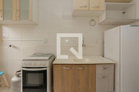 Cozinha de apartamento para alugar com 1 quarto, 40m² em Jardim Itu, Porto Alegre