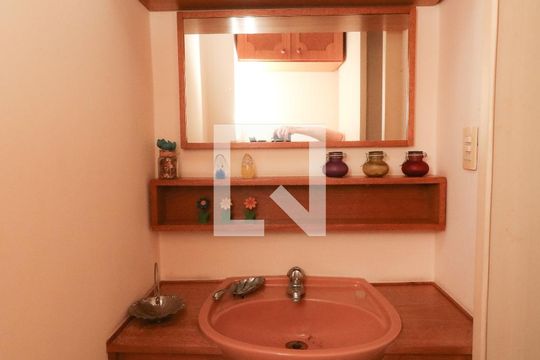 Lavabo de apartamento para alugar com 2 quartos, 68m² em Cristal, Porto Alegre