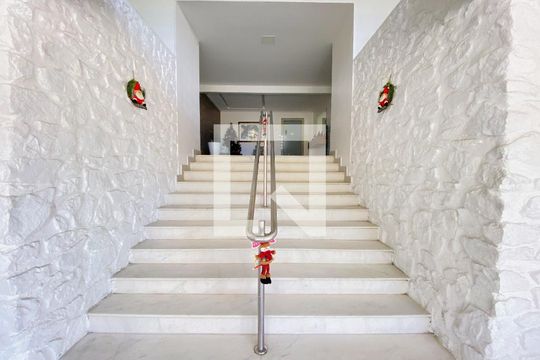 Hall de entrada de apartamento para alugar com 3 quartos, 140m² em Acupe de Brotas, Salvador