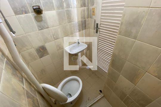 Banheiro de serviço de apartamento para alugar com 3 quartos, 140m² em Acupe de Brotas, Salvador