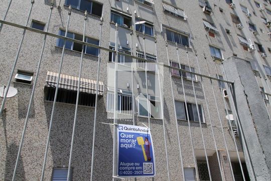 Placa de apartamento à venda com 2 quartos, 53m² em Olaria, Rio de Janeiro
