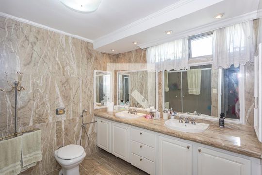 Banheiro Quarto 3 de apartamento à venda com 3 quartos, 246m² em Aclimação, São Paulo