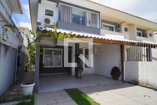 Fachada e Garagem  de casa para alugar com 3 quartos, 131m² em Ingleses do Rio Vermelho, Florianópolis