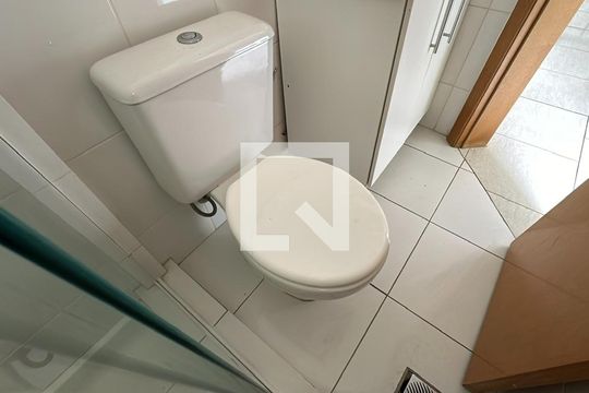 Banheiro de kitnet/studio para alugar com 1 quarto, 27m² em Centro, Curitiba