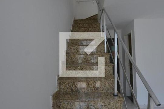 Escada de apartamento à venda com 2 quartos, 65m² em Parada de Lucas, Rio de Janeiro