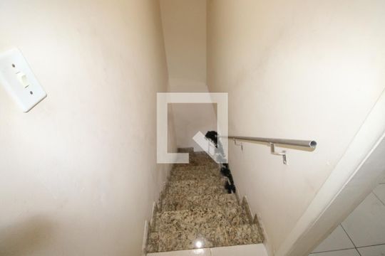 Escada de casa de condomínio à venda com 2 quartos, 80m² em Parada de Lucas, Rio de Janeiro