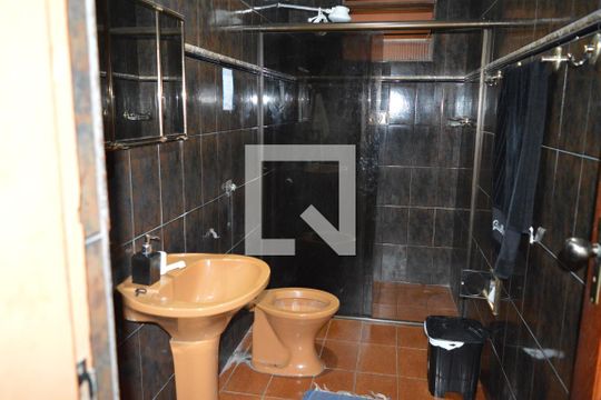 Banheiro de casa à venda com 2 quartos, 180m² em Tropical, Contagem
