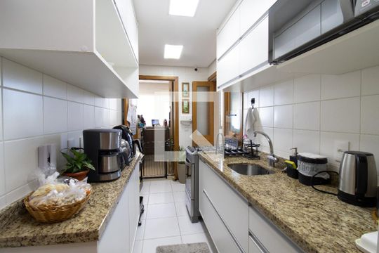 Cozinha de apartamento à venda com 2 quartos, 75m² em Chácara das Pedras, Porto Alegre