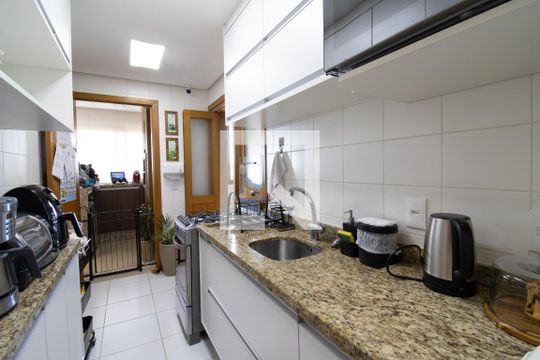 Cozinha de apartamento à venda com 2 quartos, 75m² em Chácara das Pedras, Porto Alegre
