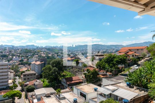 Vista de casa à venda com 3 quartos, 360m² em Nova Gameleira, Belo Horizonte