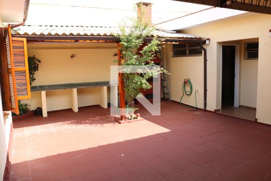 Quintal de casa para alugar com 4 quartos, 250m² em Vila Romana, São Paulo