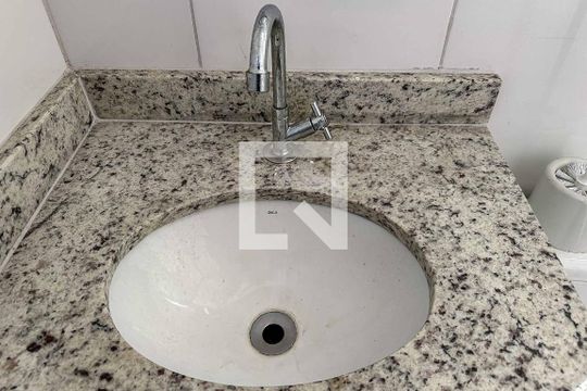 Banheiro de apartamento para alugar com 1 quarto, 32m² em Parque Peruche, São Paulo