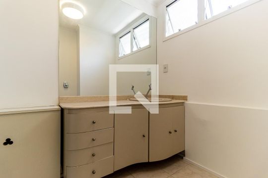 Banheiro da Suíte de apartamento para alugar com 3 quartos, 111m² em Higienópolis, São Paulo