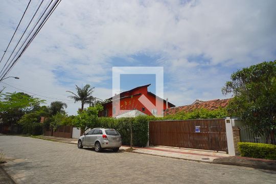 Fachada rua de casa para alugar com 3 quartos, 182m² em Campeche, Florianópolis