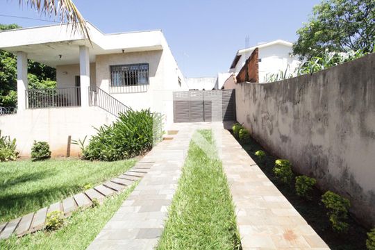 Garagem de casa para alugar com 3 quartos, 200m² em Tabajaras, Uberlândia