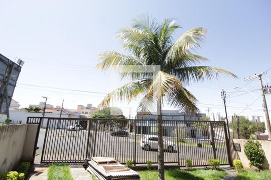 Vista da Rua de casa para alugar com 3 quartos, 200m² em Tabajaras, Uberlândia