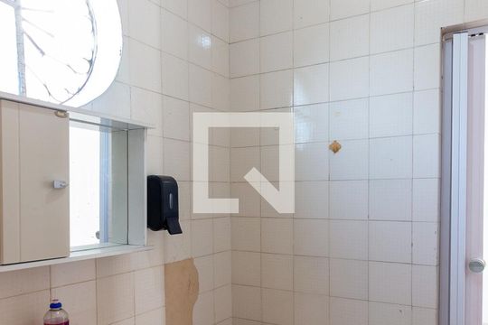 Banheiro de kitnet/studio para alugar com 1 quarto, 65m² em Vista Alegre, Rio de Janeiro