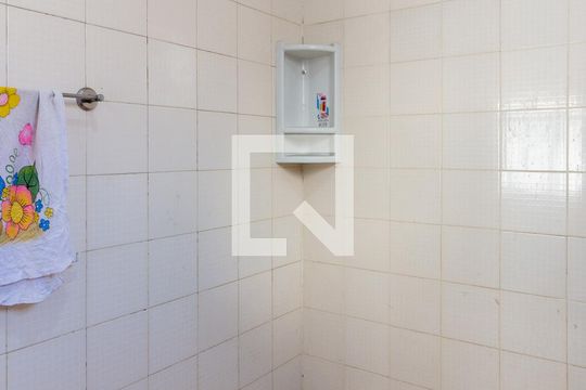 Banheiro de kitnet/studio para alugar com 1 quarto, 65m² em Vista Alegre, Rio de Janeiro