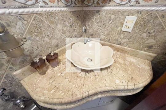 Banheiro de apartamento à venda com 2 quartos, 60m² em Novo Eldorado, Contagem