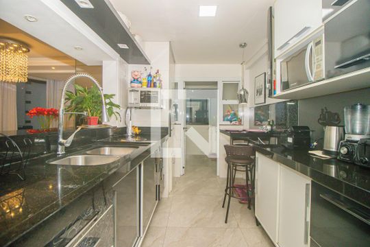Cozinha e Área de Serviço de apartamento para alugar com 3 quartos, 120m² em Jardim Itu, Porto Alegre