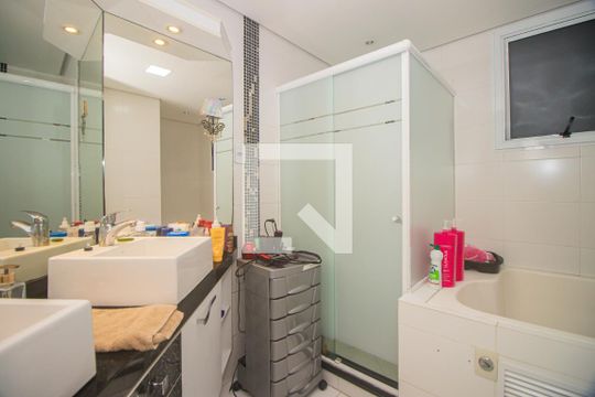 Banheiro da Suíte de apartamento para alugar com 3 quartos, 120m² em Jardim Itu, Porto Alegre