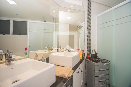 Banheiro da Suíte de apartamento para alugar com 3 quartos, 120m² em Jardim Itu, Porto Alegre