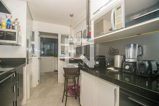 Cozinha e Área de Serviço de apartamento para alugar com 3 quartos, 120m² em Jardim Itu, Porto Alegre