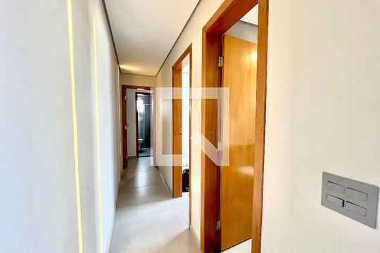 Corredor de apartamento para alugar com 2 quartos, 115m² em Arvoredo 2ª Seção, Contagem
