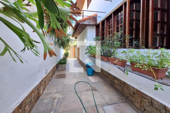 Quintal de casa para alugar com 5 quartos, 680m² em São Francisco, Niterói