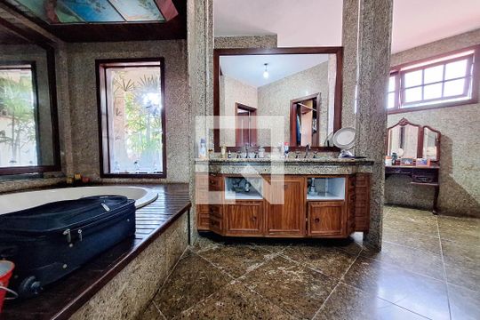 Banheiro da Suíte master de casa para alugar com 5 quartos, 680m² em São Francisco, Niterói