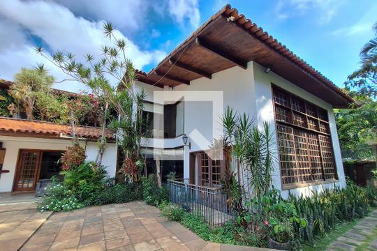 Quintal de casa para alugar com 5 quartos, 680m² em São Francisco, Niterói