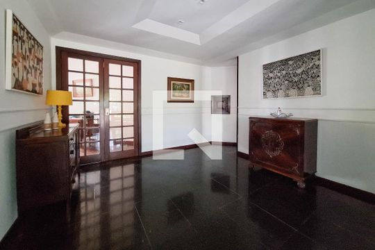Corredor de casa para alugar com 5 quartos, 680m² em São Francisco, Niterói
