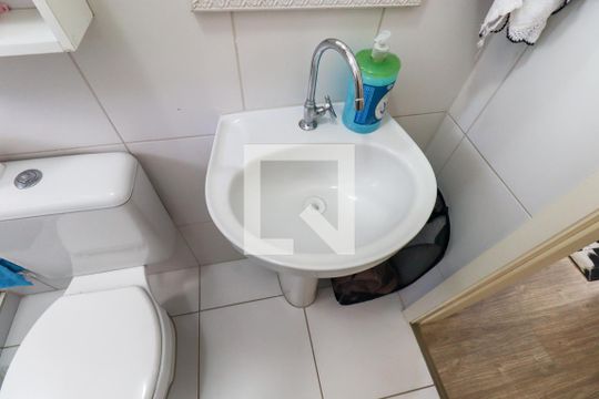 Banheiro Social de apartamento para alugar com 2 quartos, 60m² em Cidade Industrial de Curitiba, Curitiba