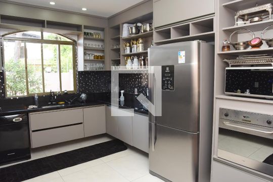 Casa à venda com 3 quartos, 1000m² em Jardim Santa Helena, São Paulo