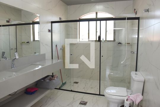 Banheiro da Suíte 1 de casa à venda com 3 quartos, 1000m² em Jardim Santa Helena, São Paulo