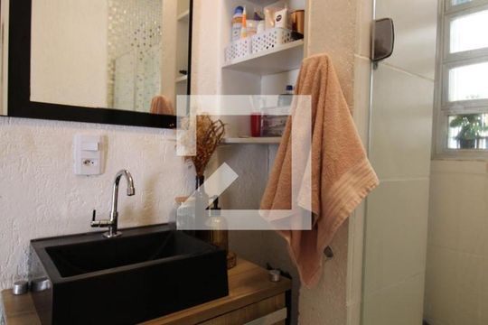 Banheiro de apartamento para alugar com 2 quartos, 62m² em Freguesia (jacarepaguá), Rio de Janeiro