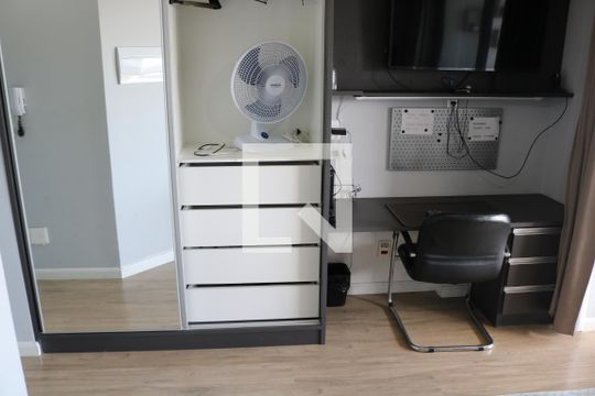 Guarda roupa/ tv/ mesa de trabalho  de apartamento para alugar com 1 quarto, 30m² em Bom Retiro, São Paulo