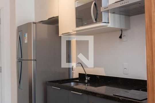 Cozinha de apartamento para alugar com 1 quarto, 32m² em Butantã, São Paulo
