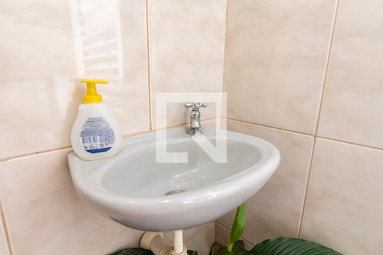 Banheiro de Serviço de apartamento para alugar com 3 quartos, 130m² em Jardins, São Paulo