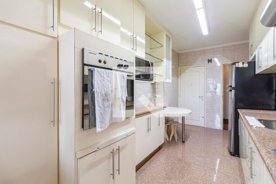 Cozinha de apartamento para alugar com 3 quartos, 130m² em Jardins, São Paulo