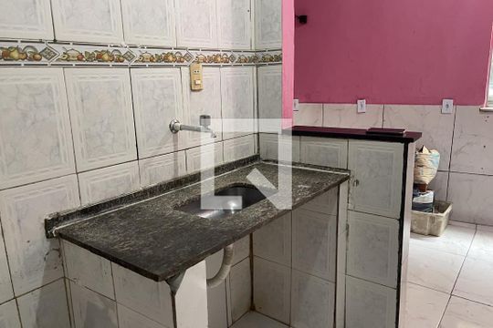 Cozinha de casa para alugar com 1 quarto, 20m² em Jardim das Oliveiras, Duque de Caxias