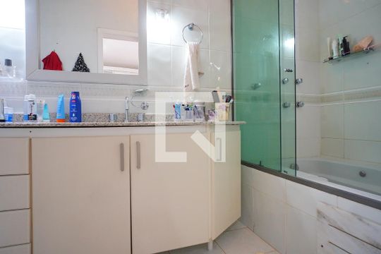 Banheiro da Suíte de casa à venda com 3 quartos, 220m² em Jardim Sabará, Porto Alegre