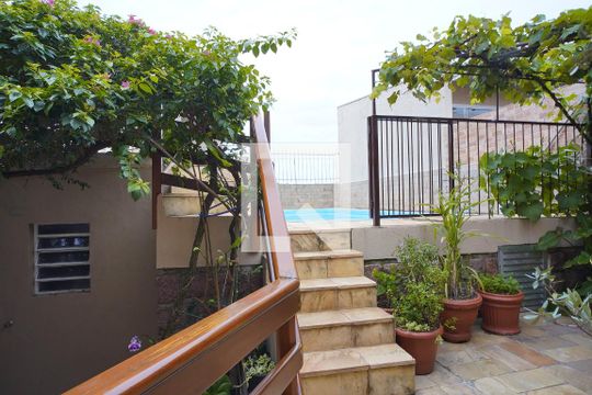 Vista Pátio de casa à venda com 3 quartos, 220m² em Jardim Sabará, Porto Alegre
