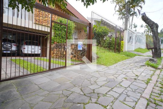 Fachada de casa à venda com 3 quartos, 220m² em Jardim Sabará, Porto Alegre