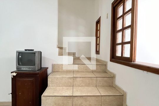 Escada de casa à venda com 3 quartos, 330m² em Planalto Paulista, São Paulo