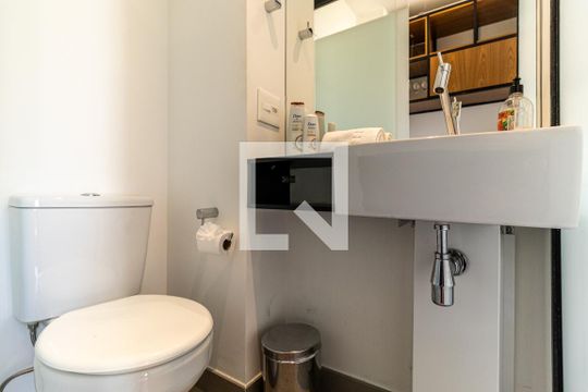 Banheiro de kitnet/studio para alugar com 1 quarto, 11m² em Vila Buarque, São Paulo