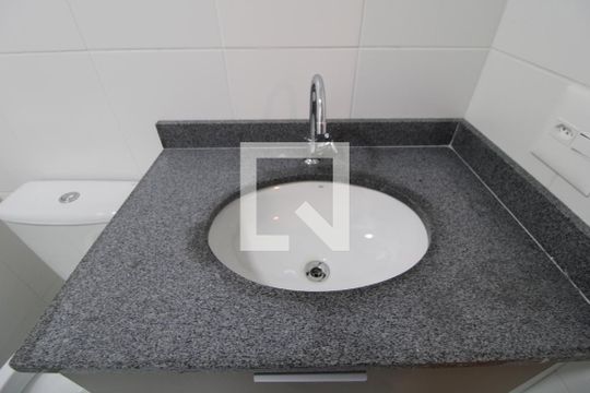 Pia do banheiro de apartamento para alugar com 2 quartos, 46m² em Vila Constanca, São Paulo