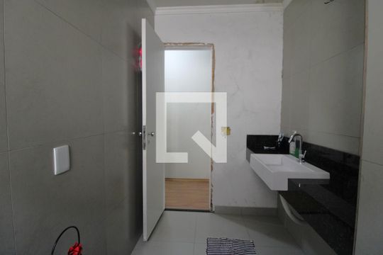 Banheiro comum de casa à venda com 3 quartos, 230m² em Vila São Paulo, São Paulo